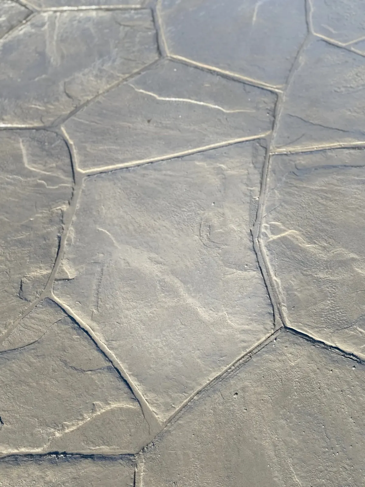 Mönsterbetong uppfart i naturstensmönster lagd av Betongdanne