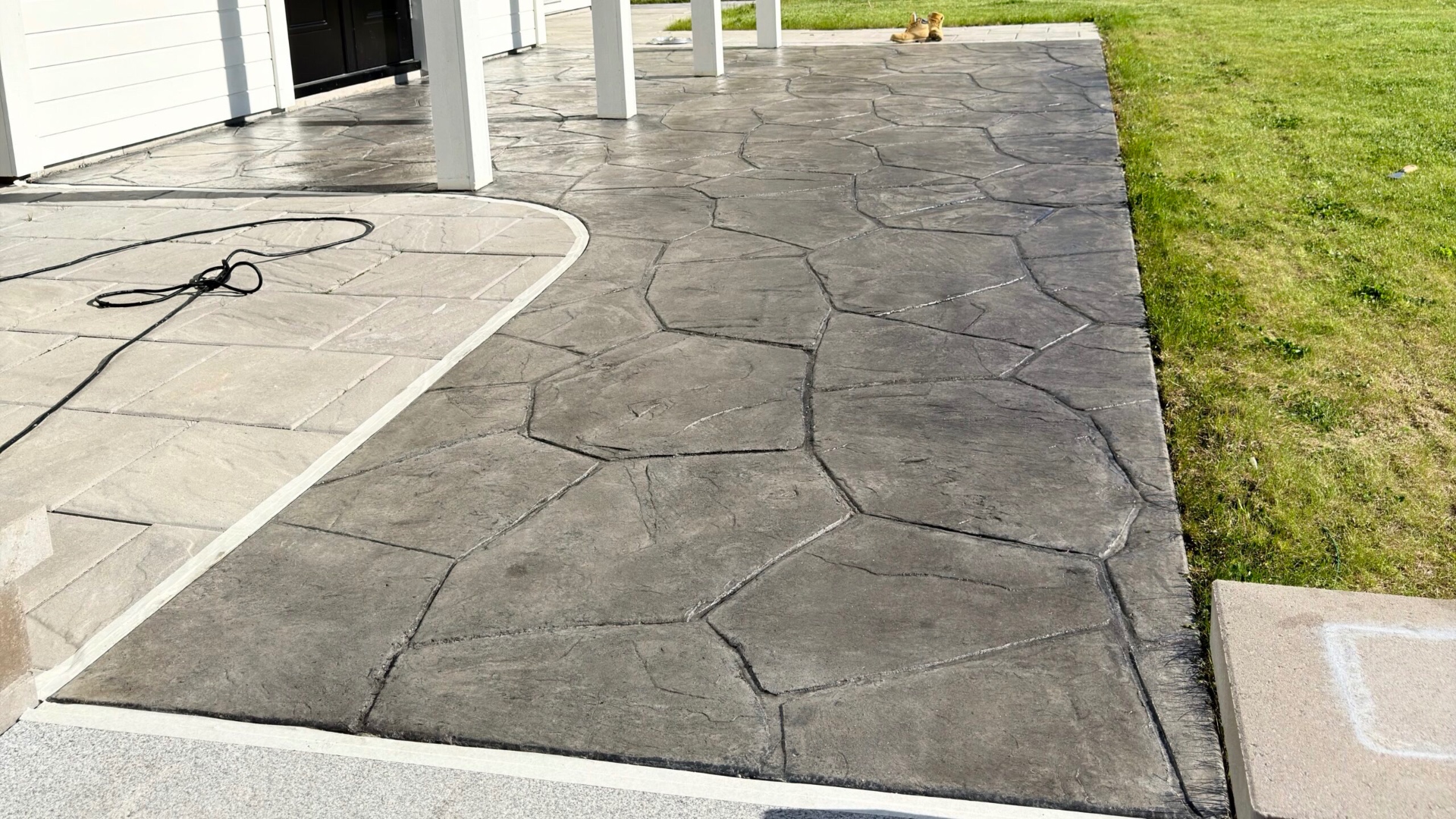 Detalj av arkitektonisk betongyta med dramatiska skuggor